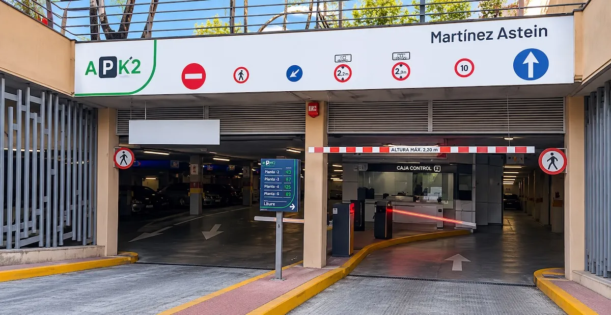 Entrada del aparcamiento subterráneo Martínez Astein en Ronda, con su gálibo de 2,20 m