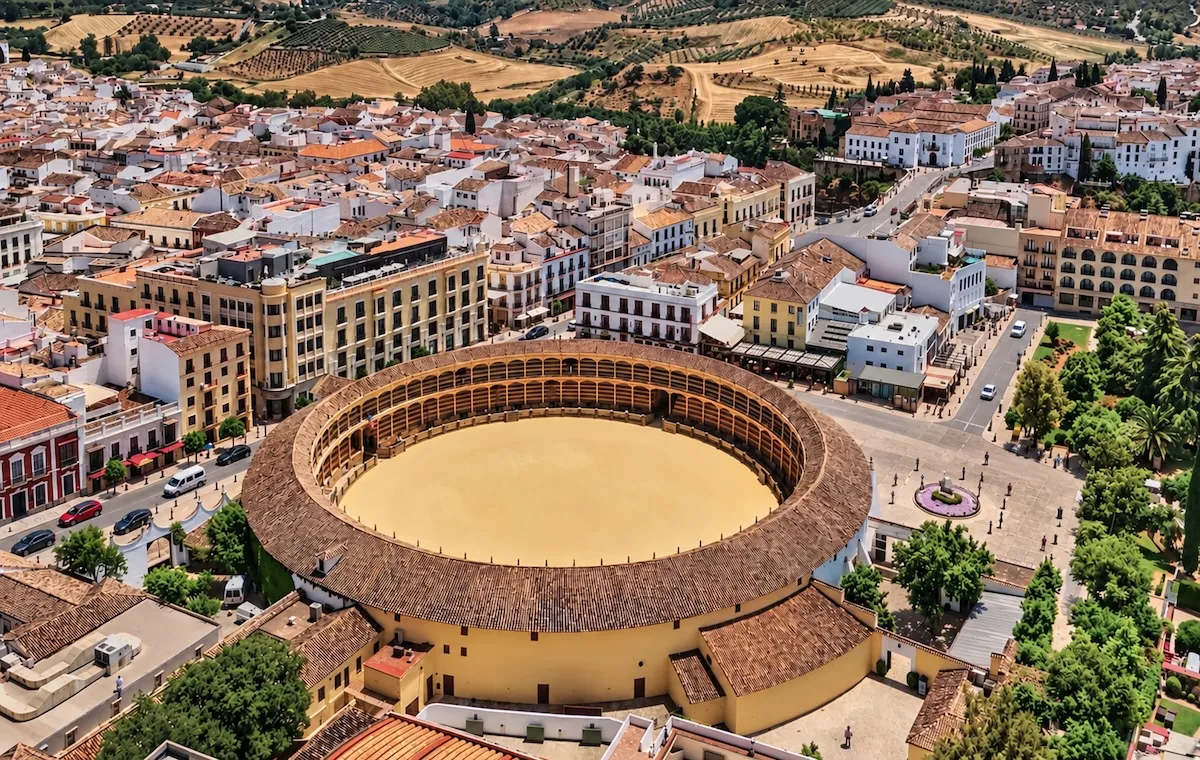 Vista aérea de la Plaza de Toros de Ronda, con su ruedo y sus tendidos cubiertos, en pleno centro de la ciudad