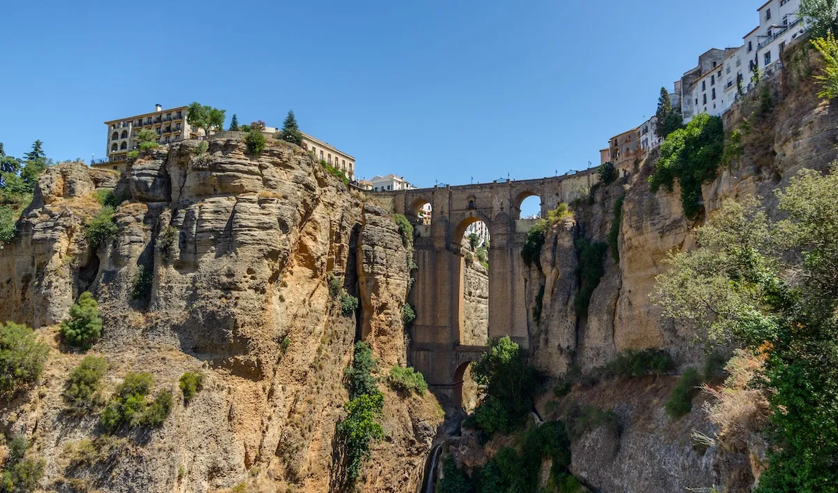 El Puente Nuevo entre las paredes de roca del Tajo, visto desde las laderas bajo la ciudad