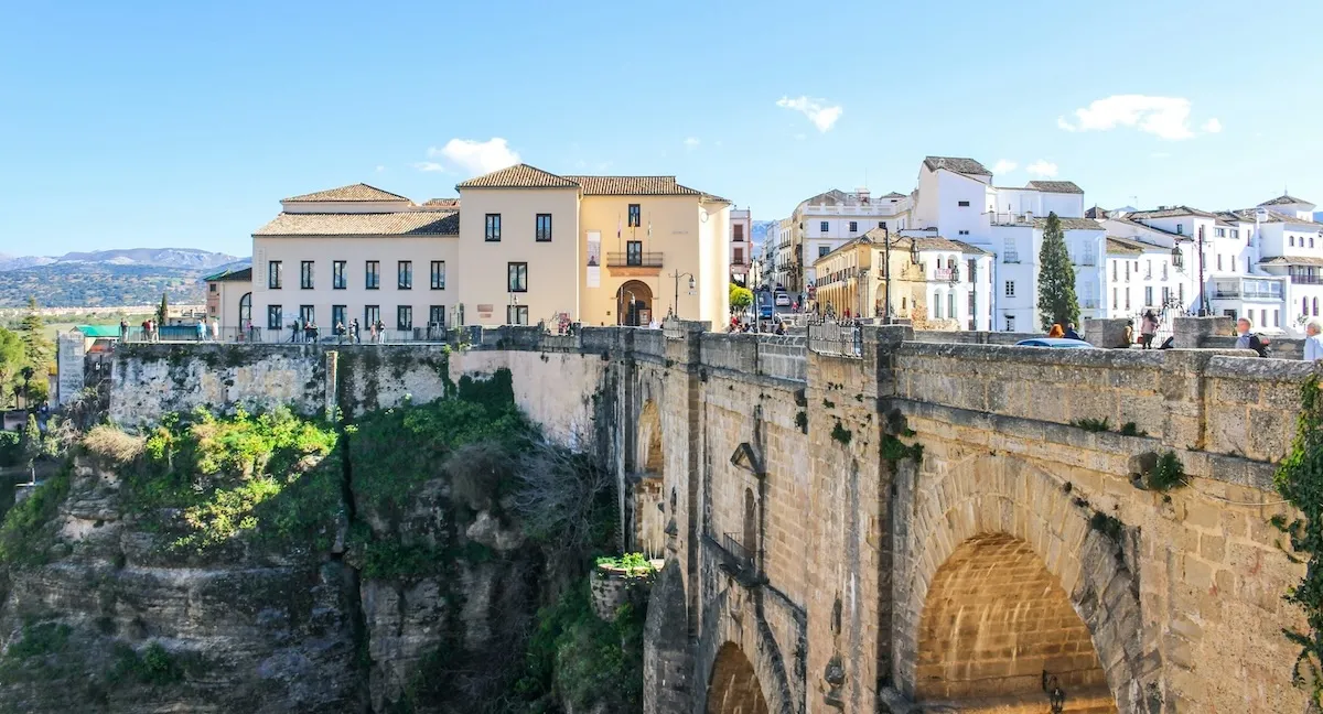 El Puente Nuevo de Ronda sobre el Tajo, con las casas blancas de la ciudad al fondo